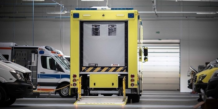 Nowoczesne ambulanse z bramami szybkobieżnamymi na ulicach Hongkongu
