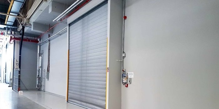 Ultralekka brama przeciwpożarowa jako oddzielenie hal produkcyjnych