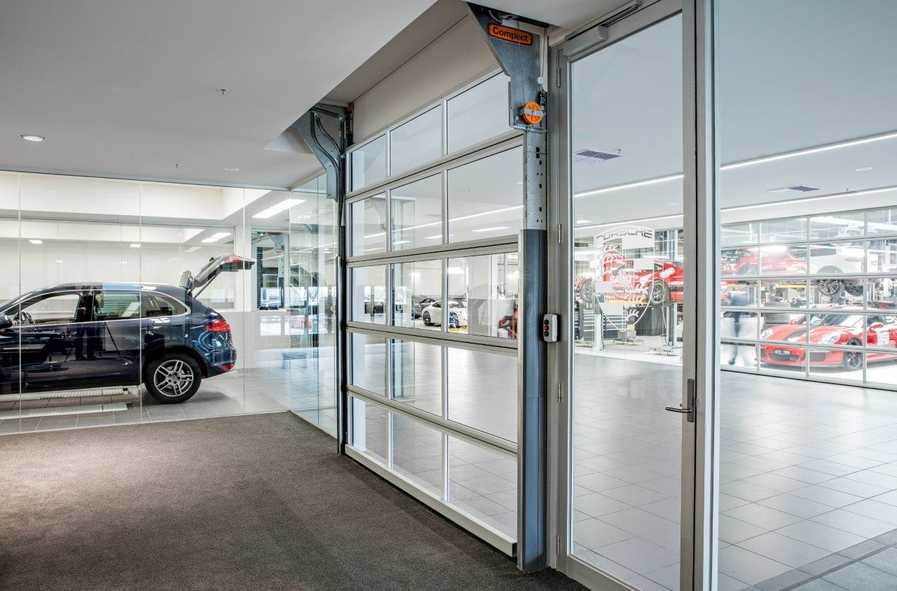 Brama Compact z przejrzystymi panelami Full Vision