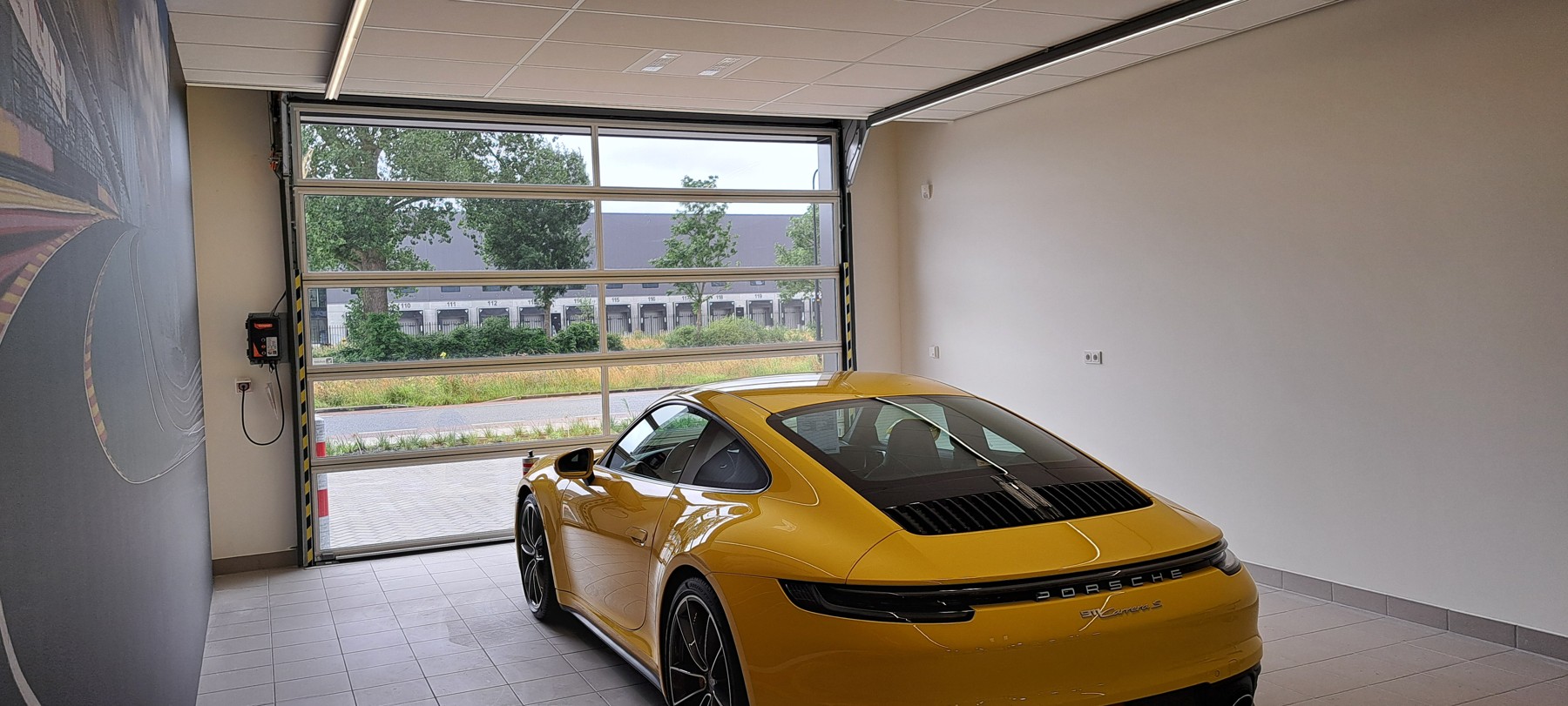 Brama Compact w strefie odbioru samochodów Porsche