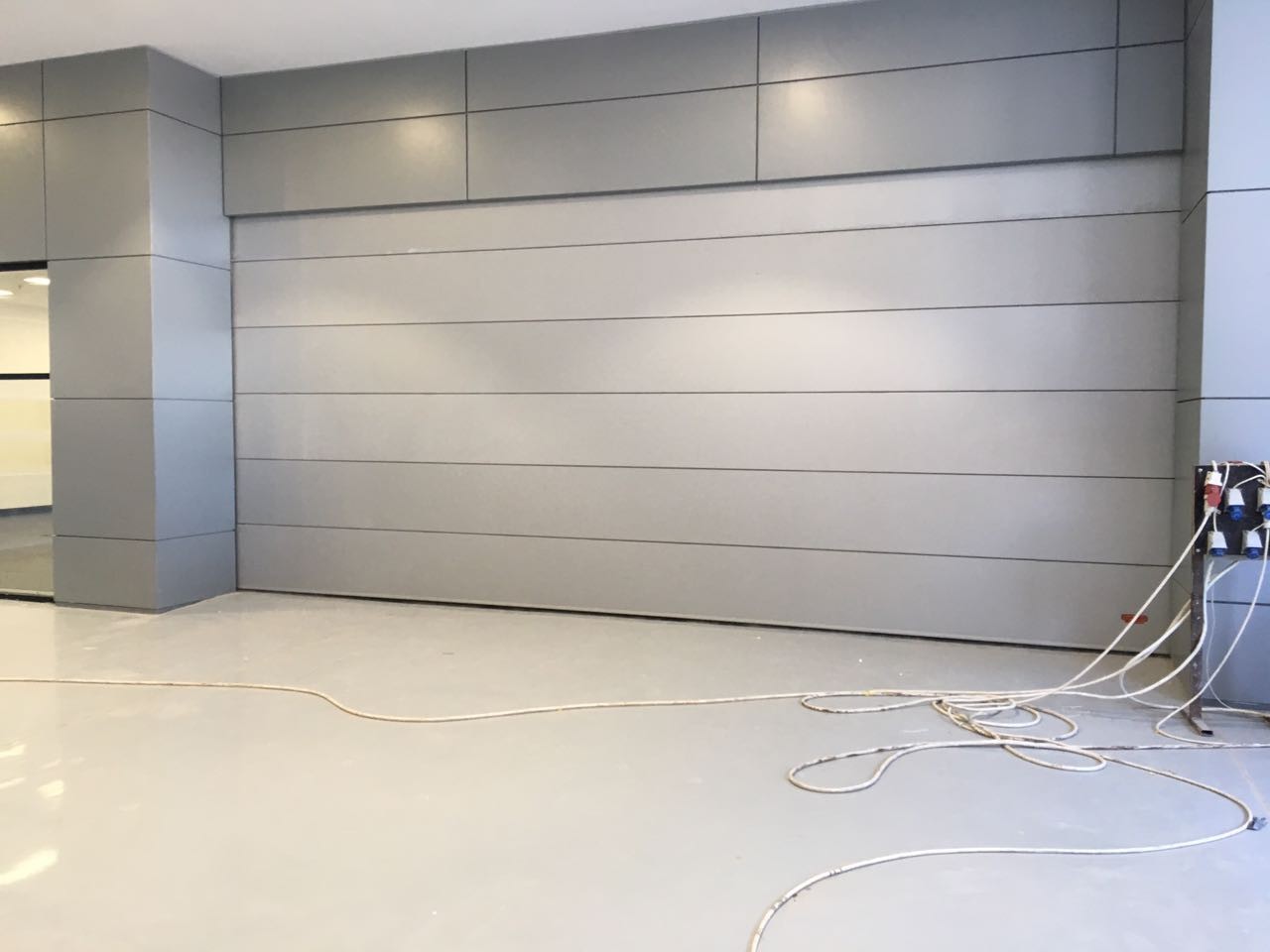 Brama Compact z pełnymi panelami Sandwich
